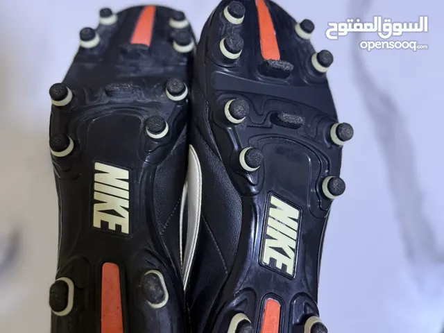 Nike Tiempo Legend أصلية - استعمال خفيف جدًا - حالة ممتازة