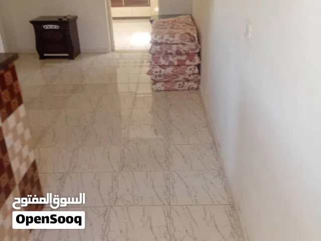 متوفر للايجار المكان جنزور قبل كوبري 17 استوديو مفروش غرفه وصالة ومطبخ وتواليت مطلوب عيله صغيره