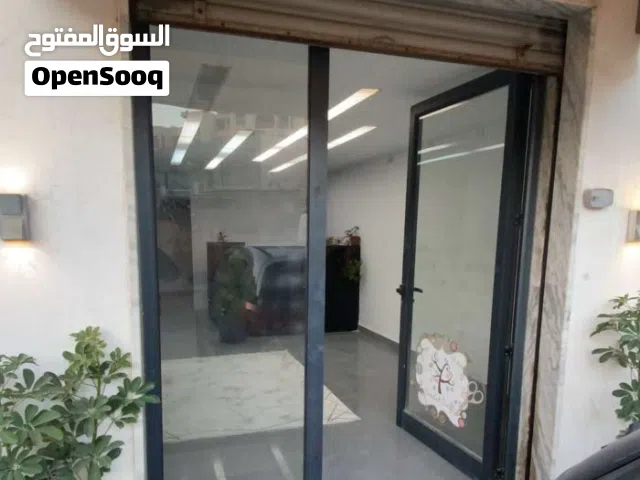 الوسيط لدينا مقر شركة الايجار  مكان زاوية الدهماني يوجد دورة مياه وتكييف اقرا تحت رقم المدار في صورة