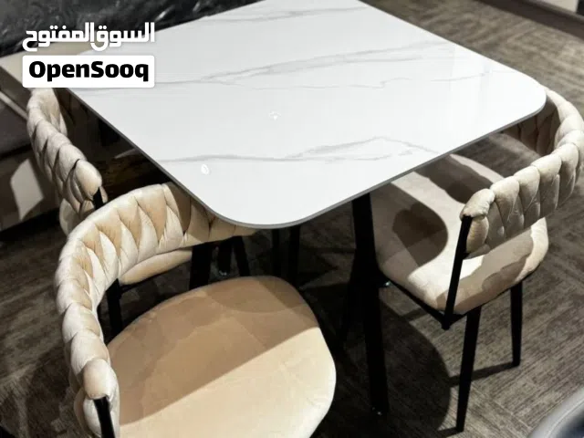 ميز شطرنج 4 كرسي   سطح مرمر بورسلين كشنات قماش ارجل حديد