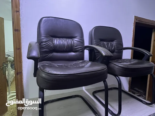 بيع خزانه وكرسيين وطاولة مكتبية