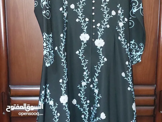 جاكيت جينز مع فرو داخلي فساتين.اطقم .. عبايات. فيست رجالي ....فستان مخمل فستان سهره ذهبي ..