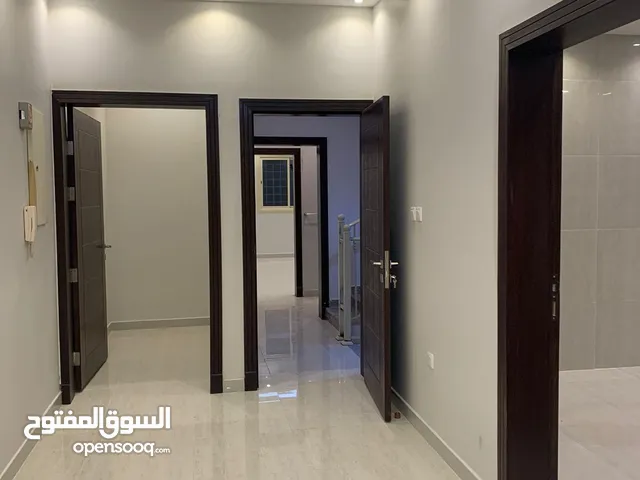 200 m2 3 Bedrooms Apartments for Rent in Al Riyadh Al Qirawan