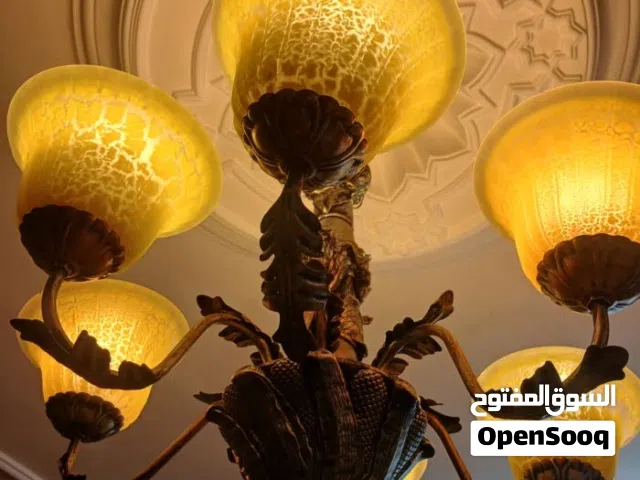 ثريا عدد / 2 مع 12 لمبة وثلاث اكواب زجاجية احتياط من نفس صنف الزجاج على الييعة . مع سوك احتياط ..
