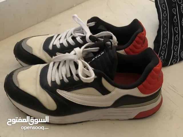 حذاء رياضي شبابي مستعمل عدة مرات فقط SPORT SHOES USED ONLY FEW TIMES 42