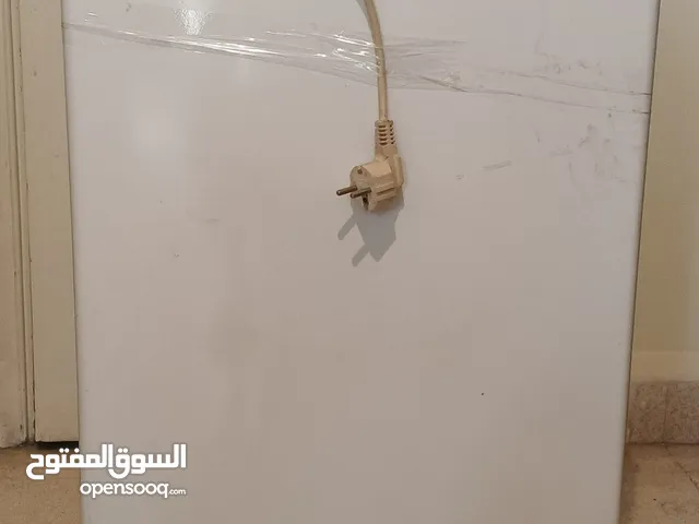 براد مكتب صغير مع فريزر صغيرة داخليه يعمل 100%