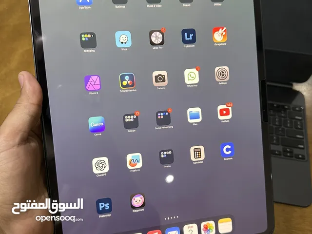 iPad Pro M4 13 inch 1TB + Magic Keyboard  under warranty