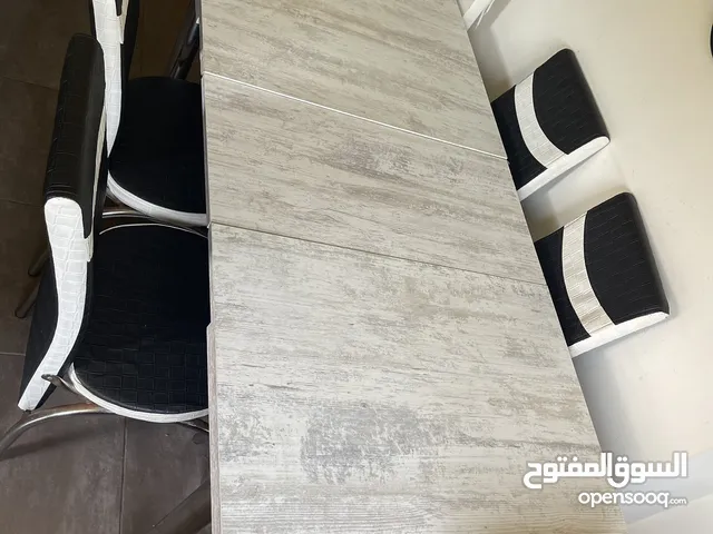 طاولة مع كراسي سعر ممتاز