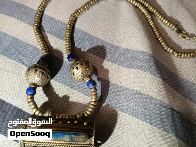 قلادة من النحاس العتيق