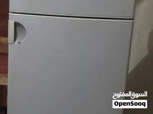 ثلاجه كبيره مستخدم نضيف كرت تشغيل هادء خروج فقط 110 وات تثليج.فريزر خلال ساعتين ونصف مضمونه