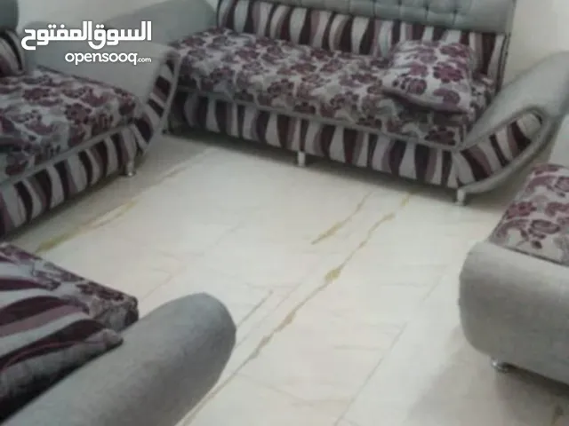 مجلس بحاله جيده للبيع مكون من 2 كنبه و 2 كرسي فوتيه