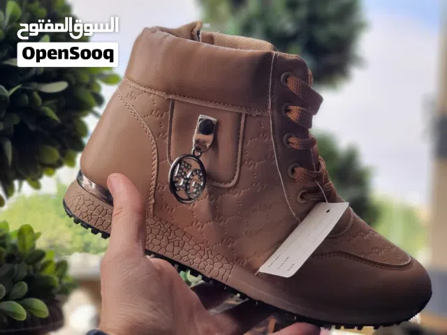 بوت نسائي طبي