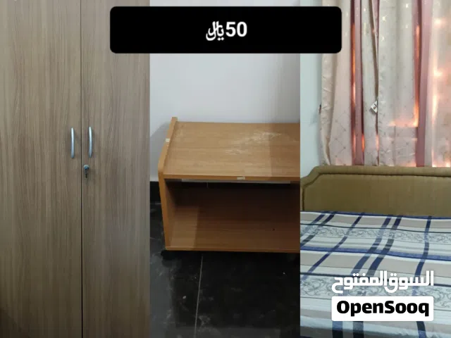 غرفة نوم مع خزانة مع مرايا