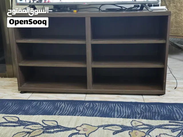 2 طاولة من إيكيا و 3 خزائن للأغراض المختلفة