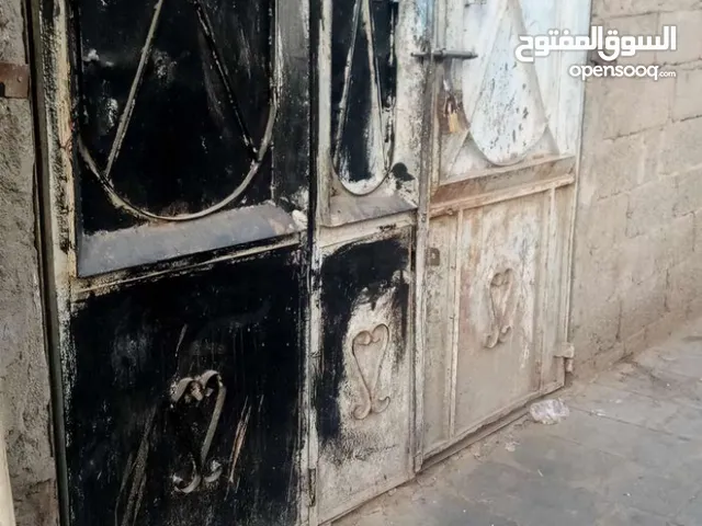 يوجد محل عند سووق مذبح لليجار في سوق مذبح جنب سوق بثلاث متر فقط بدون نقل قدم اليجار بثلاثين الف يابل