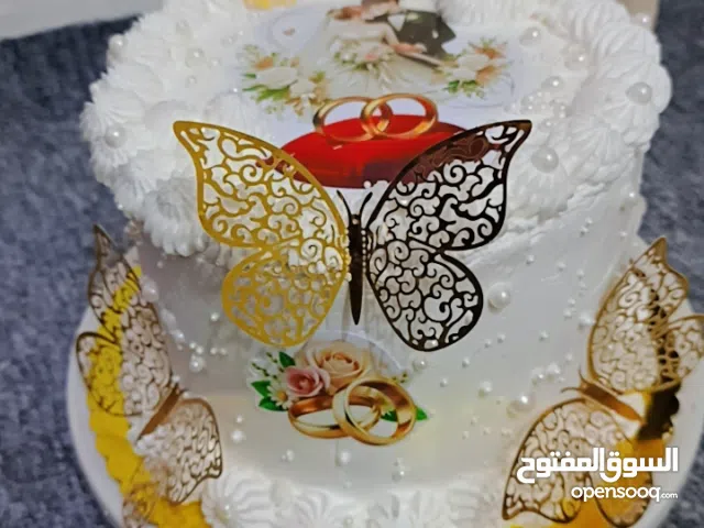 كيك لارين حسب الطلب تجهيز كافة المناسبات وباطيب الحشوات والاسعار حسب الحجم والحشوات تبداء من 15