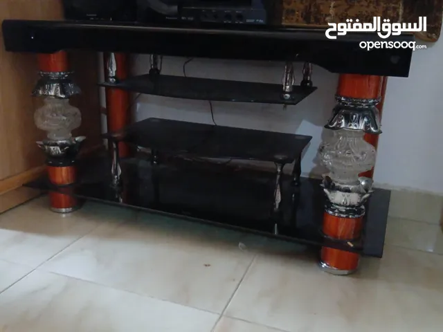 طاولة شاشة تلفزيون قزاز بحالة جيده نضيفه