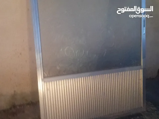 اثاث بقاله واجهه المنيوم وباب حديد سحاب