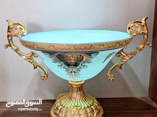إناء مطلي بالذهب مرصع بحجر الفيروز