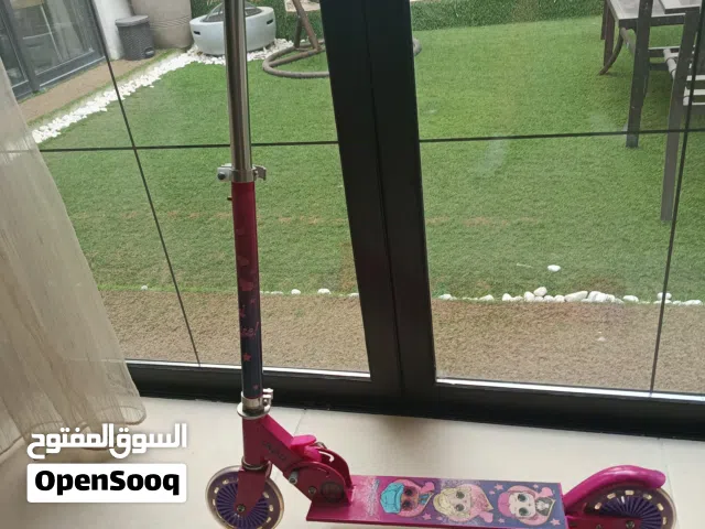 A new Scooter for 4-7 years old used but no scratches 100% normal