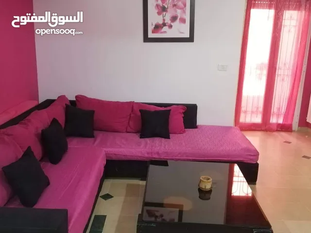 شقة مفروشة متكونة من غرفة و صالة للايجار باليوم على طريق المرسي في تونس العاصمة