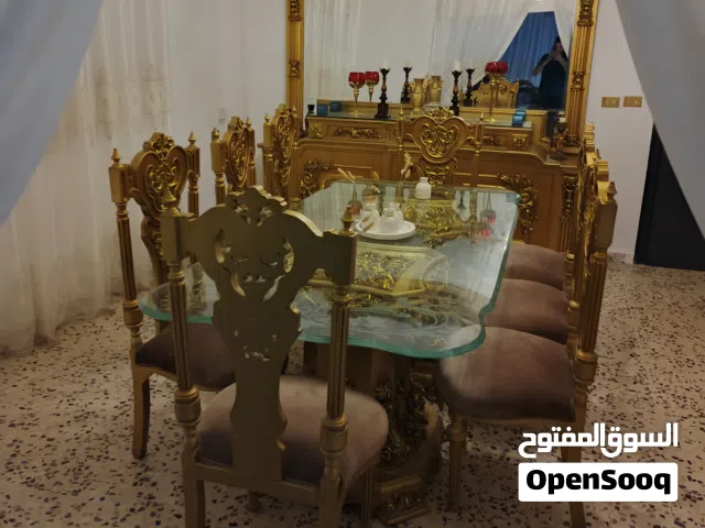 طاولة سفره 8 مقاعد مع دينسوار ضخم تحفه حفر