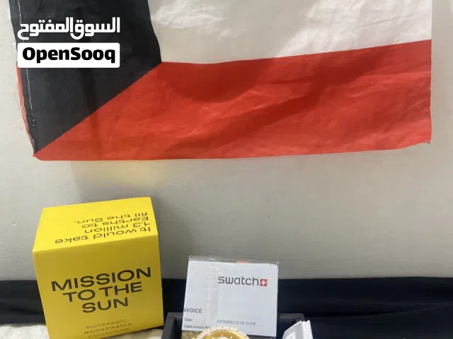 ساعة OMEGA لون الأصفر و الأحمر معدني على السوم