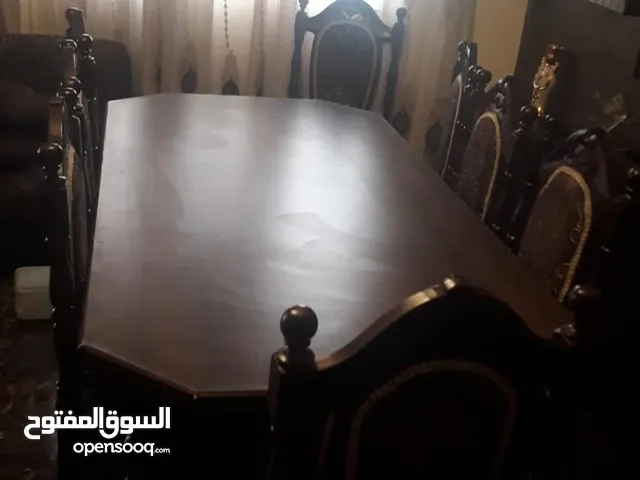 طاولة سفره فخمه خشبها زان ثقيل معها 8 كراسي منجدين للبيع لونهم بني