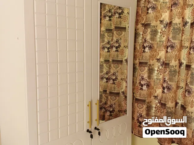 دولاب بحالة جديدة تماماً