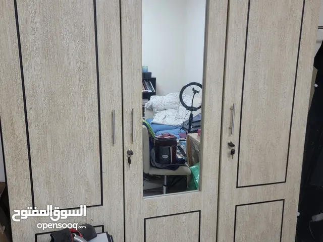خزانة وادراج وادوات مطبخ وسجادة وكرسي مكتب للبيع لدواعي السفر