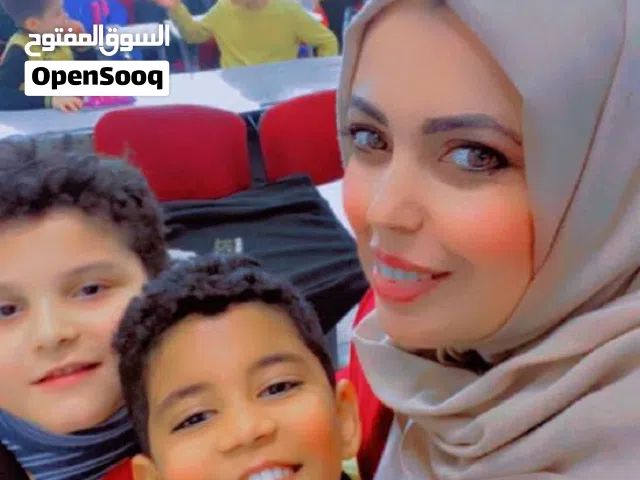 معلمة لغة عربية وإنجليزية ورياضيات