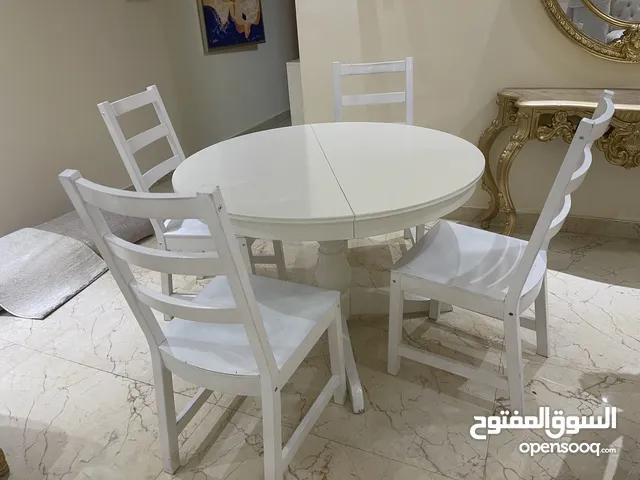 عرض خاص: طاولة طعام بيضاء فاخرة لأربعة أشخاص