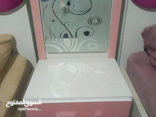 غرفة نوم شبابية شبه جديدة