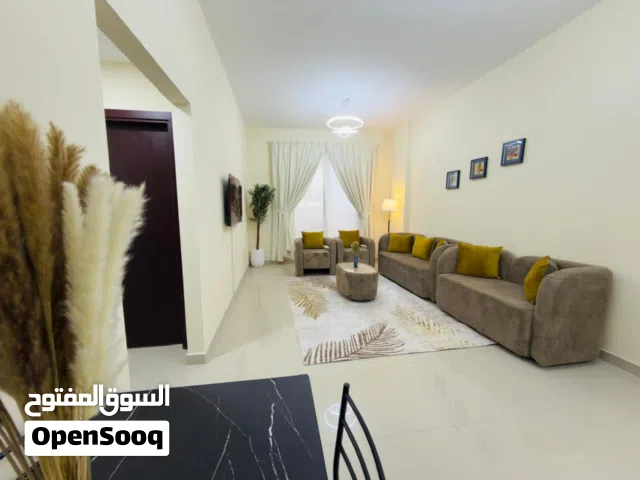 في عجمان ارخص شقة مفروشة اول ساكن غرفتين وصالون و3 حمامات وبلكون فرش جديد وبدون عمولة وشامل كلشي ي