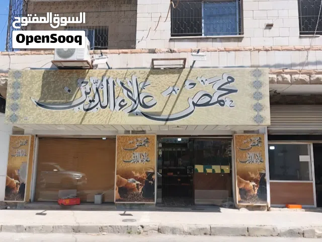 محلات تجارية وسط السوق المزدحم