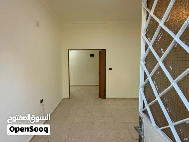 شقة (طابق اول) للإيجار  في جبل الأمير حسن مقابل مسجد القدس.
