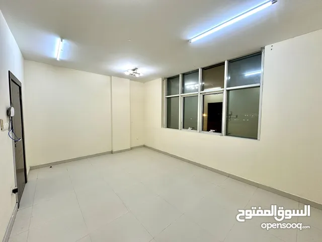 شقة غرفة وصالة بموقع مميز ببوشر بجوار مطعم سكاي لاين وخلف فندق الهطالي (بدون شيكات)