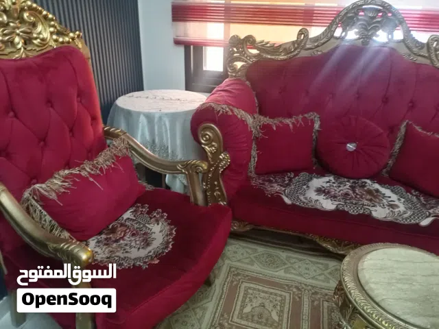 طقم كنب مصري خشب زان وسويد لون خمري  السعر لا يشمل الطاولات  الرجاء التواصل من قبل الجادين فقط