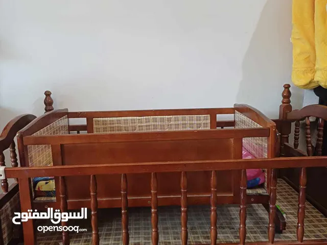 تختين اطفال زان الصغير هزاز 50 والكبير بيفتح جهة الام وعربا توئم 35 كرسي طعام 20 وكوت 20 يوجد خدمة