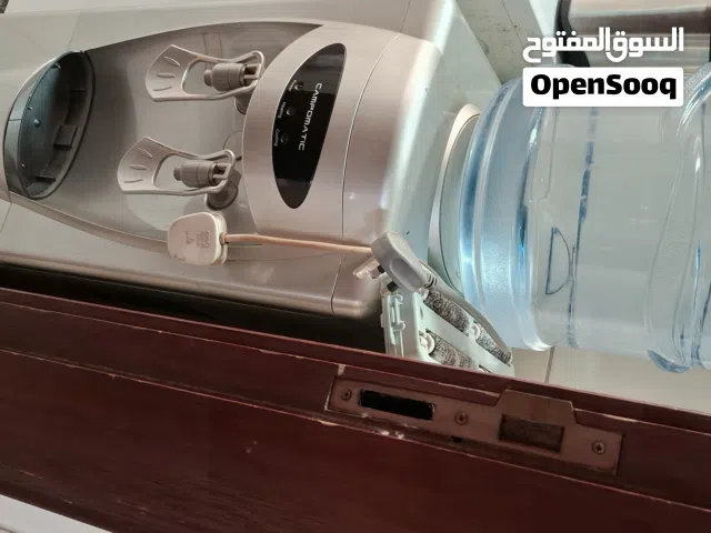 كولر ماء مع كرسيتين حلاقه