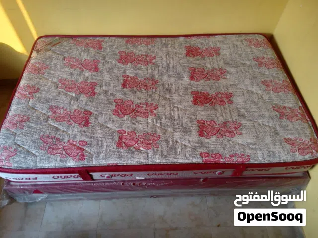 سرير كامل 120×200 سم مرتبة برادو + قاعدة مغلفة بالبلاستيك بحالة ممتازة