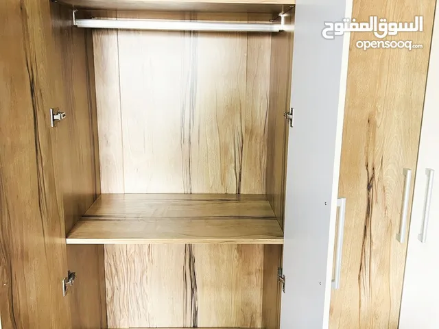 2دواليب كل واحد 2ابواب و داخل درج بالمفتاح