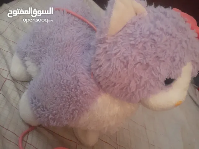لعبة قطه صوت وحركه .. يعني بتطلع صوت مواء وبتمشي عن طريق كبسة الريموت الموصول فيها