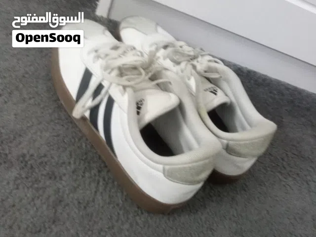 جزمة أديداس أصلية مقاس 43–45 نظيفة