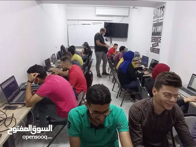 محتاج مكان مجهز للمحاضرات أو الكورسات؟ أو بتدور على معمل كمبيوتر كامل للتدريب العملي؟