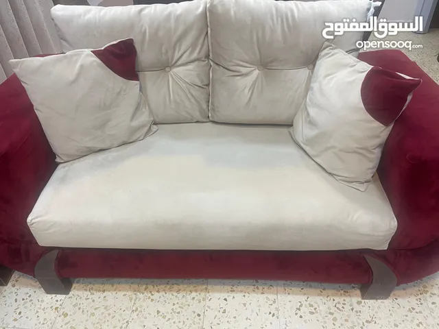 طقم كنب كورنر سبع مقاعد بحالة جيدة جدا با لون خمري و بيج تفصيل و ليس تجاري المباغ المطلوب 200 دينار