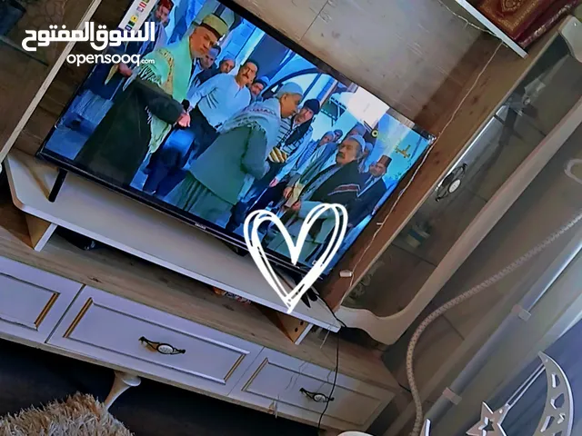 مكتبة تلفاز (شاشة) للبيع بلون الأبيض والباركي البيج بالإضافة المخفية