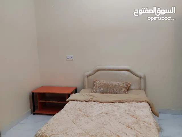 أثاث مستعمل للبيع بشكل عاجل سرير كوين نوم 2 و دولاب و صوفا وتلفزيون إمباكس 42 بوصة