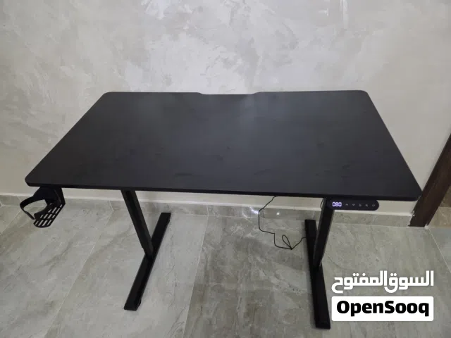 مكتب تحكم ارتفاع كهرباء وكرسي جيمنج بحالة الجديد للبيع