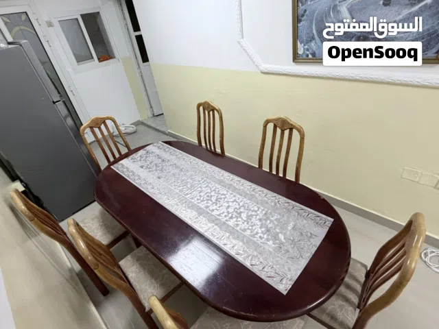 طاوله طعام شبه جديده تكفي 9 اشخاص مع 7 كراسي